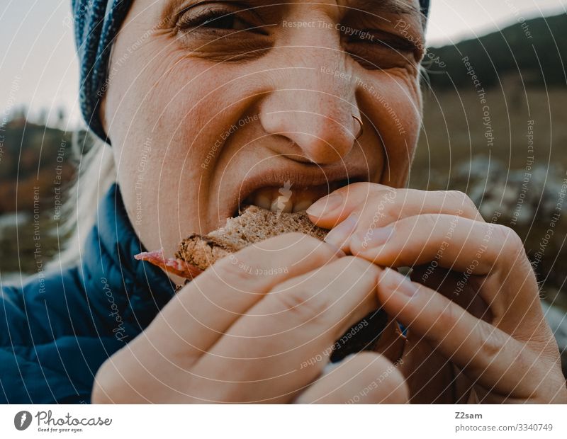 3340749-wurstbrot-essen-wandern-brotzeit-wurstbrot-beissen-photocase-stock-foto-gross.jpeg
